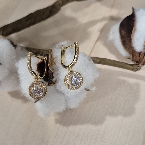 ππNEWππ GORGEOUS!! CZ Drop Dangle Earrings in GOLD Plating - Picture 8 of 16